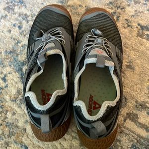 Mens size 8 ascend water shoes